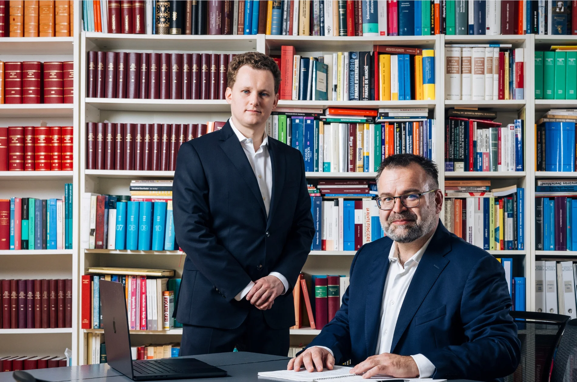 deux_avocats_dans_etude_linea_avocats_portrait deux_avocats_dans_etude_linea_avocats_portrait
